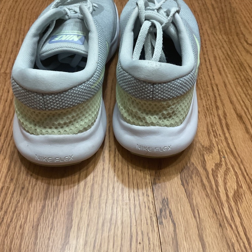 Nike women’s Flex Experience RN 7 running shoes Gray and Yellow Athletic Shoes - Picture 4 of 4